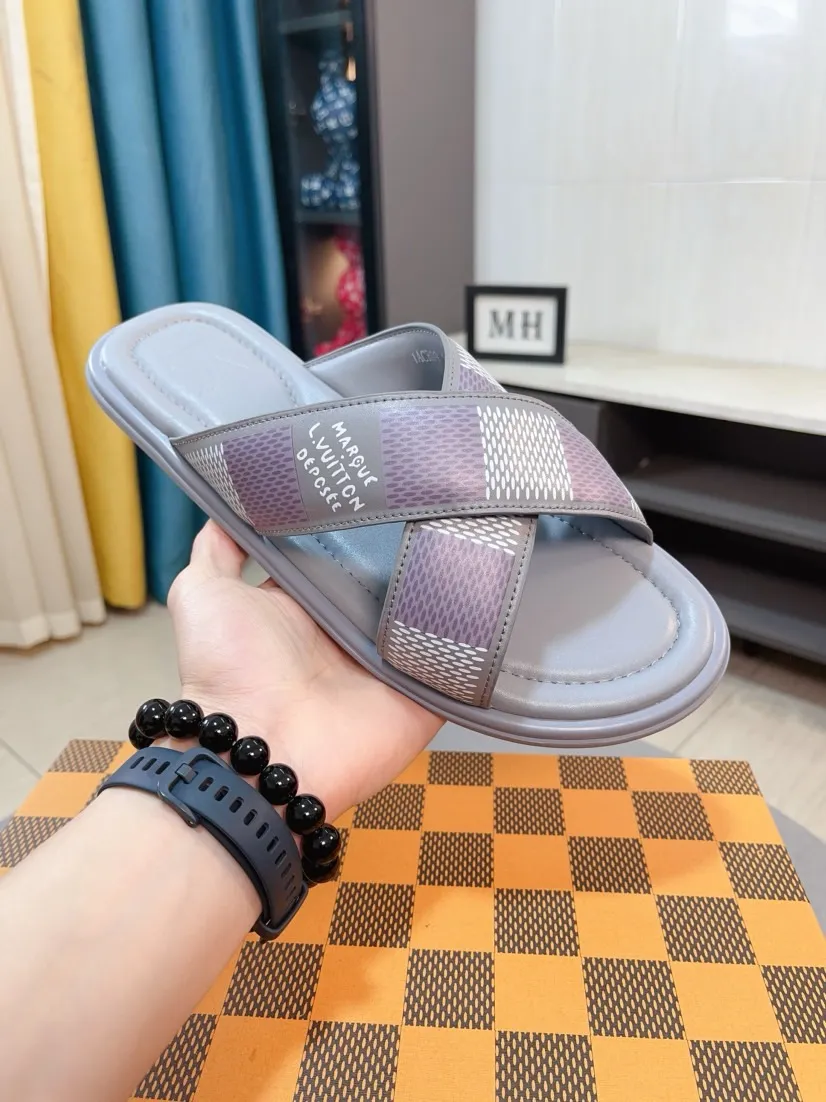 Men's shoes 💰340🌹🌹 (lv-Louis Vuitton) New men's slippers, high-end boutique, exquisite embossed logo decoration on the upper, fine workmanship, super soft soles, casual, loose and comfortable, a must-have in summer! \nsize：38-44
